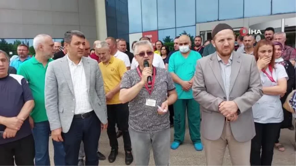 42 yaşında hayatını kaybeden sağlıkçıya hastane önünde merasim düzenlendi