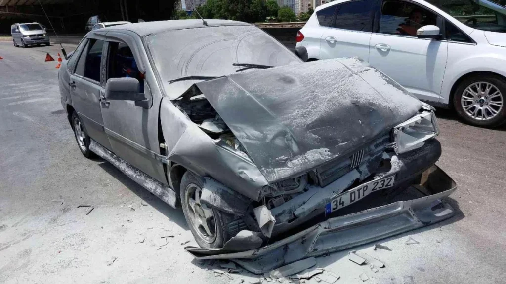 Araba kırmızı ışıkta bekleyen araca çarptı: 1 yaralı
