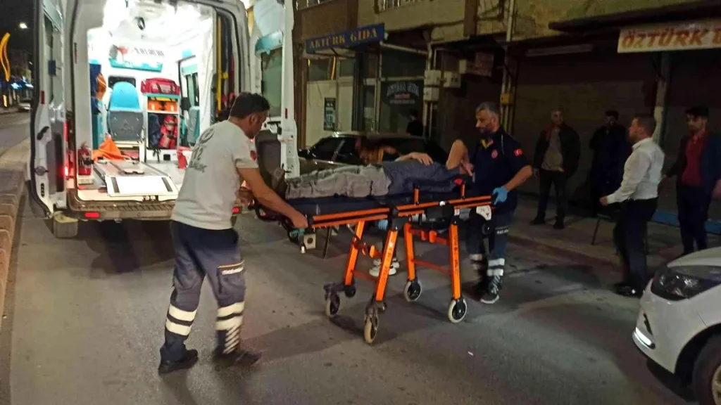 Arabaya çarpan motosiklet şoförü yaralandı