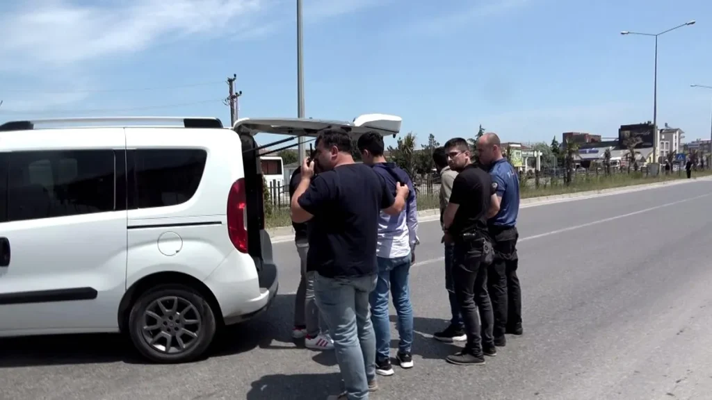 Arazi uyuşmazlığı olan akrabasının aracına pompalı tüfekle ateş etti
