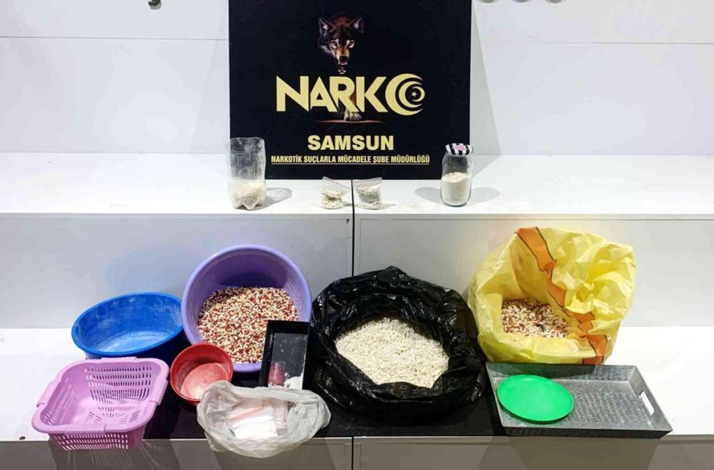 Bekar konutundaki uyuşturucu imalatına operasyon: 2 gözaltı