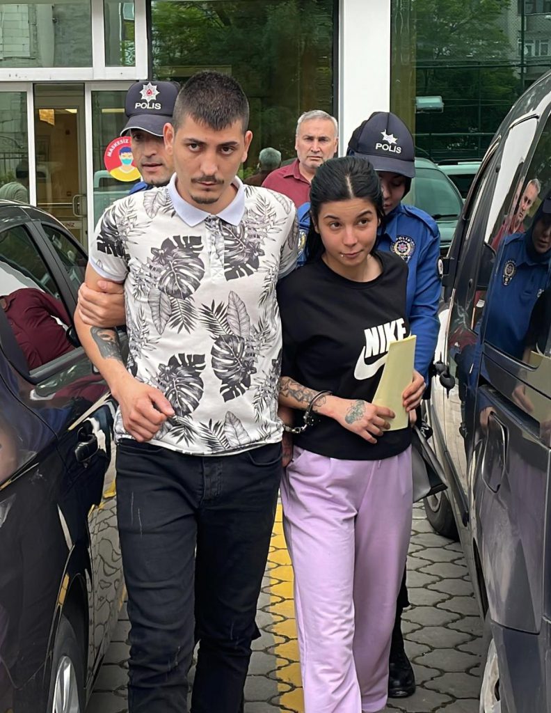Biber gazı sıkarak askerin cep telefonunu gasbeden 2 kuşkulu tutuklandı