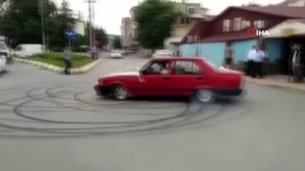 Gelin otomobiliyle drift yaptı, toplumsal medyadan paylaşınca cezadan kaçamadı: 9 bin 125 liralık ceza