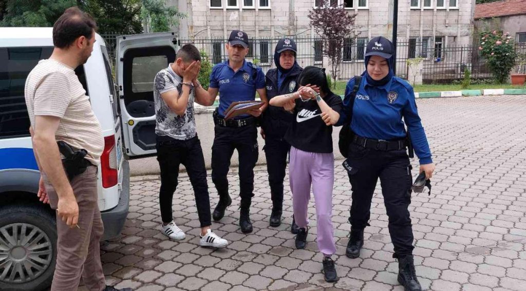 Genç sevgililer biber gazı sıktıkları astsubayın telefonunu gasp ettiler