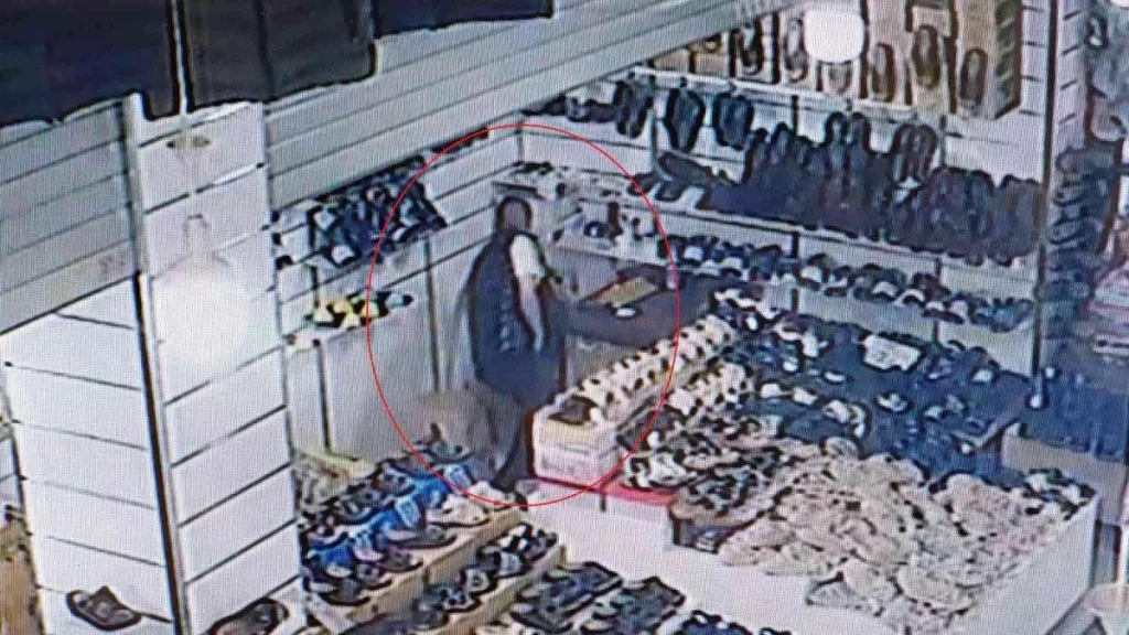 İş yeri sahibinin yokluğundan faydalanıp kasadaki parayı bu türlü çaldı