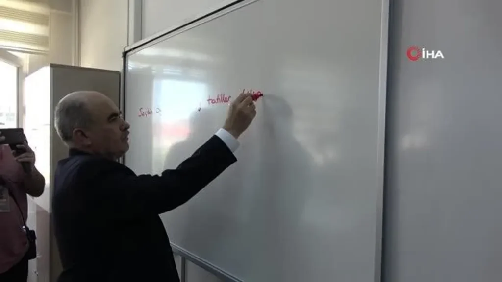Samsun Valisi Dağlı, öğrencilere karne dağıttı