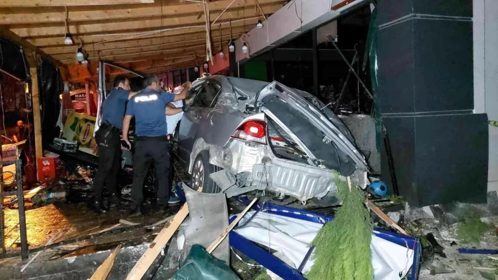 Samsun’da 25 metre takla atan araba şarküteri dükkanına çarptı: 2 meyyit