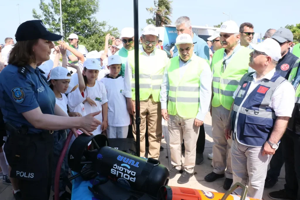 Samsun’da balık ve kurbağa adamlar denizde ve kıyada paklık yaptı