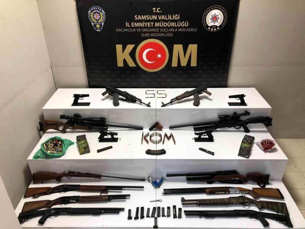 Samsun’da çiftlik meskenine operasyon: 2’si Kaleşnikof çok sayıda silah ele geçirildi