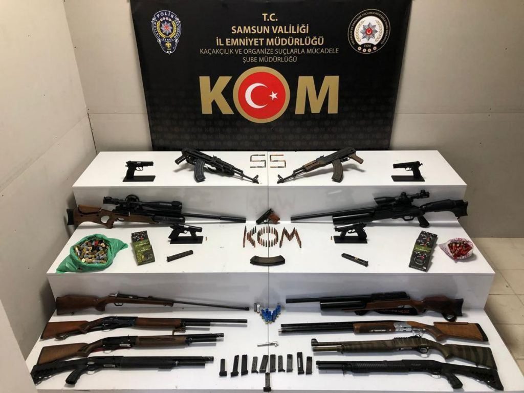 Samsun’da kiralık çiftlikte 2 kalaşnikof ile çok sayıda silah ve mühimmat ele geçirildi