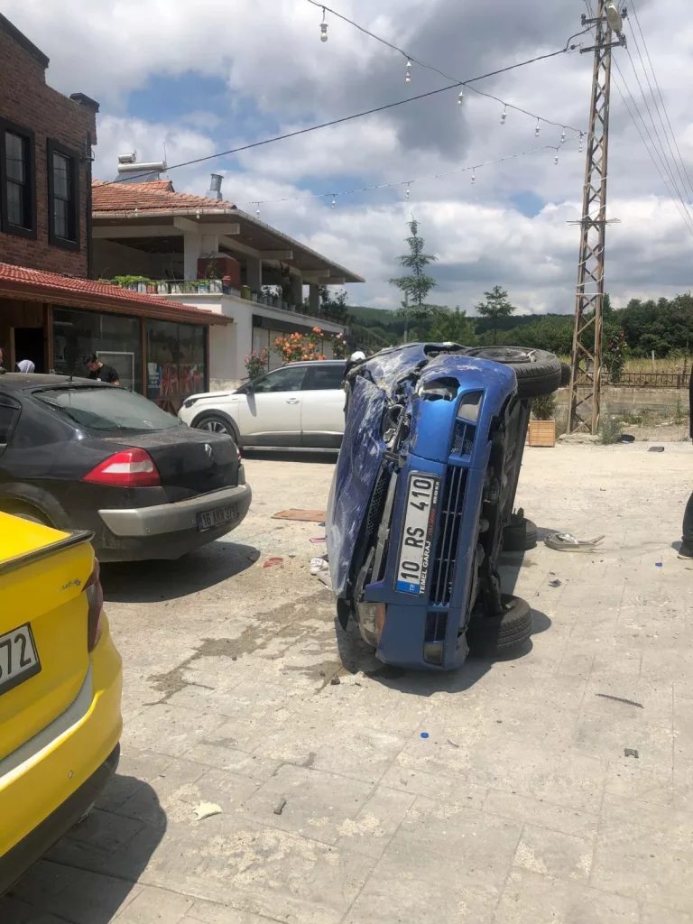 Samsun’da köpeğe çarpmamak için hareket yapan araba devrildi