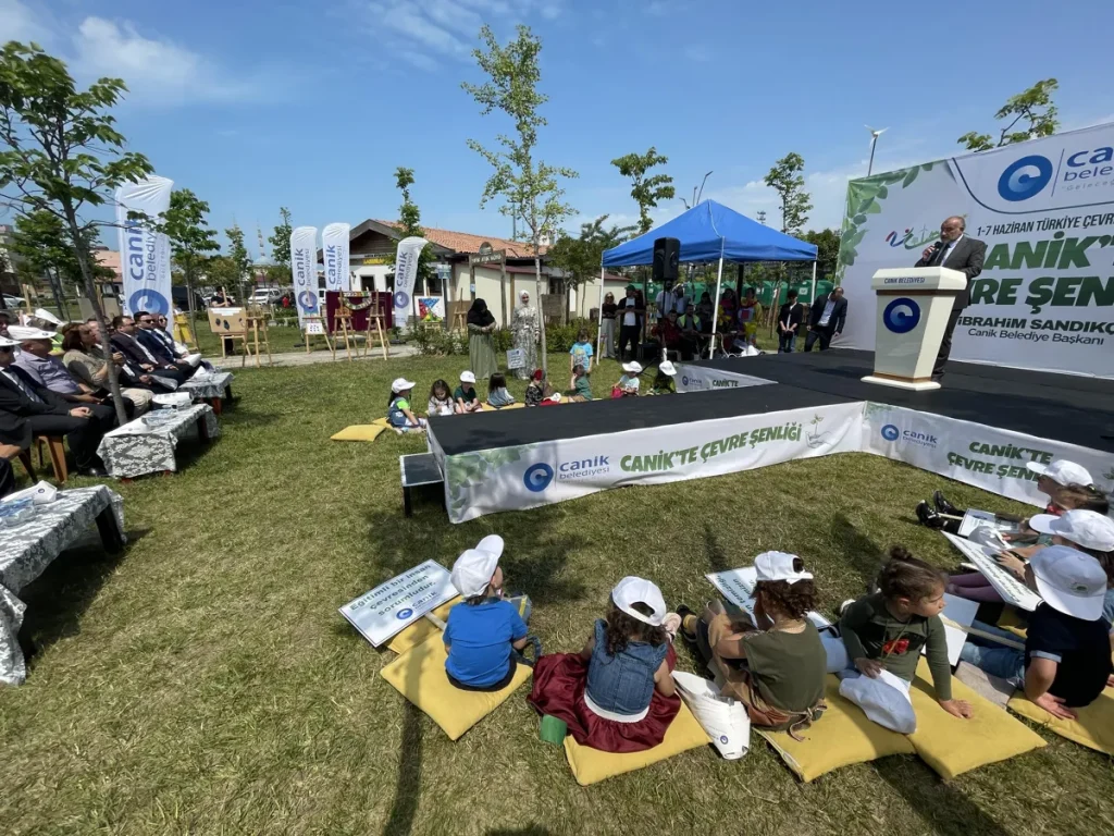 Samsun’da minikler atık kumaşlardan dikilen kıyafetlerle defile yaptı