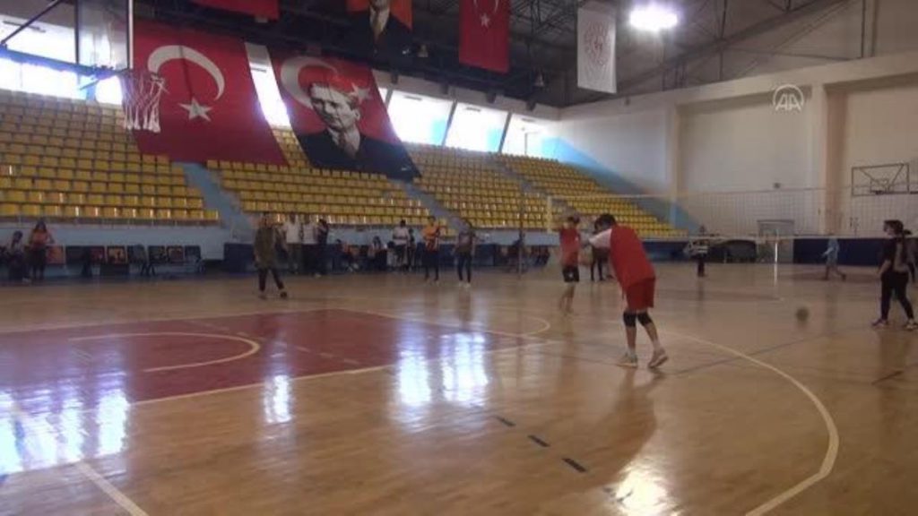 ŞANLIURFA – Ulusal voleybolcu Yiğiter, memleketindeki genç atletlere deneyimlerini aktarıyor