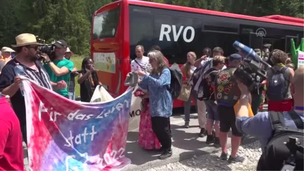 SCHLOSS ELMAU – Bavyera Alplerindeki G7 Başkanlar Doruğu’nda “iklim değişikliği ve borç affı” gösterisi