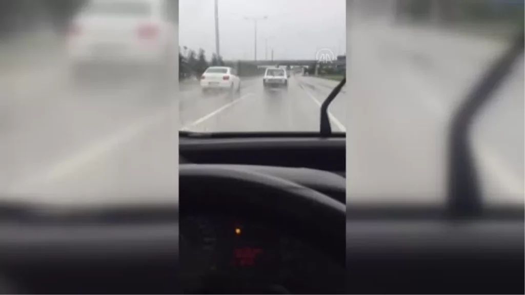 Seyir halindeyken aracının camını çekçekle temizledi
