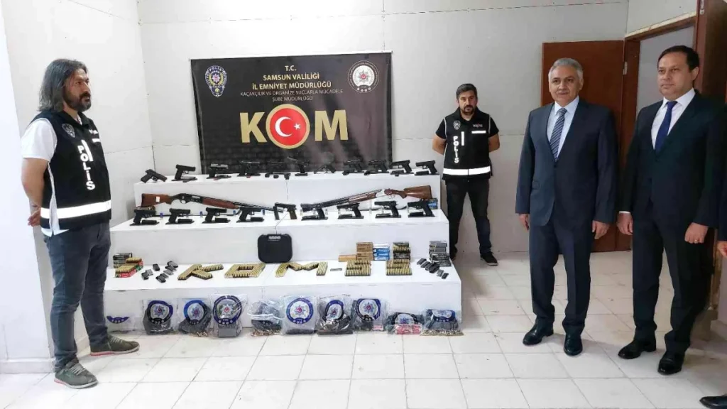 Son dakika haber: Samsun polisinden kaçakçılık operasyonu: 19 tabanca ele geçirildi, 4 kişi gözaltına alındı