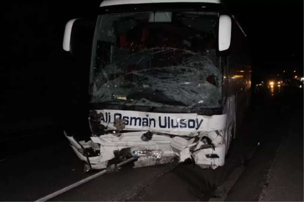 Son dakika haberi! Kastamonu’da araba ile yolcu otobüsü çarpıştı: 2 meyyit, 16 yaralı