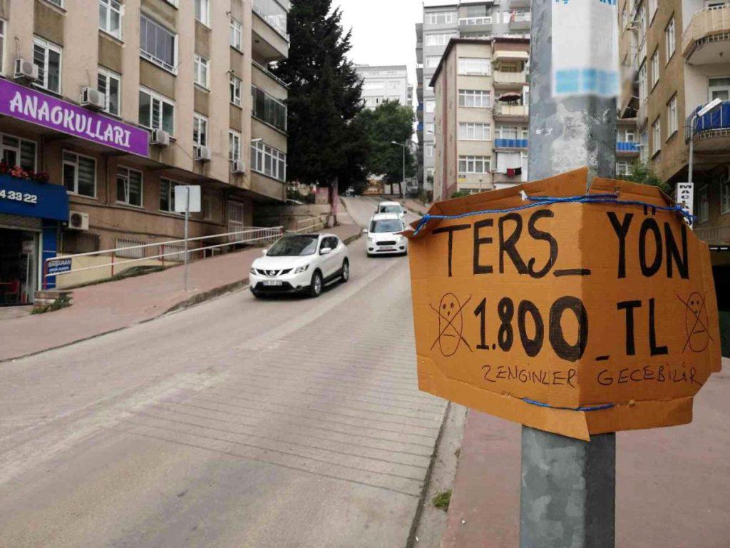 Vatandaşlardan zıt istikamete giren şoförlere enteresan ikaz: “Zenginler geçebilir”