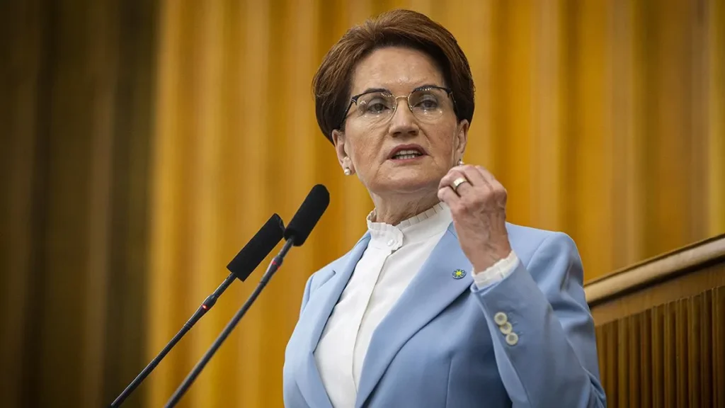 Akşener kederini dinlediği gence kulağındaki küpeyi ikram etti: Bunu sevdiğin birinci kıza ver