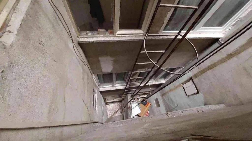 Anahtarı konutta unutan emekli öğretmen meskene girmek isterken havalandırma boşluğuna düştü