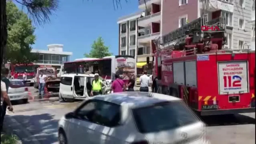 ARABA, OTOBÜSE GERİDEN ÇARPTI 2 MEYYİT, 3 YARALI