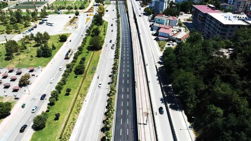 Atatürk Bulvarı süratle yenileniyor