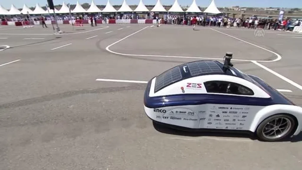Bakan Varank, TEKNOFEST Robotaksi Binek Otonom Araç Müsabakası’na katılan araçları inceledi