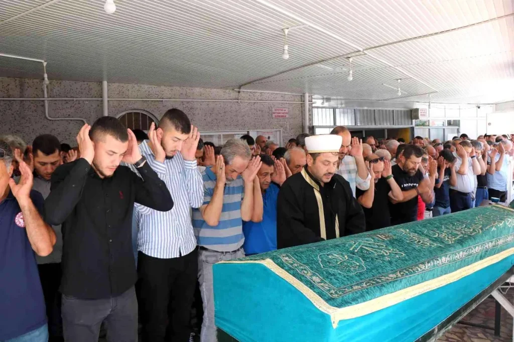 Kızını kurtarmak isterken boğulan babaya veda