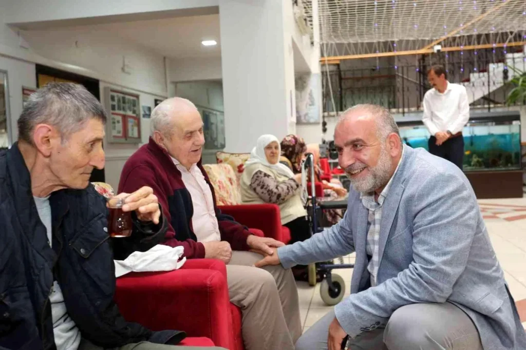 Lider Sandıkçı, huzurevi sakinleriyle bayramlaştı