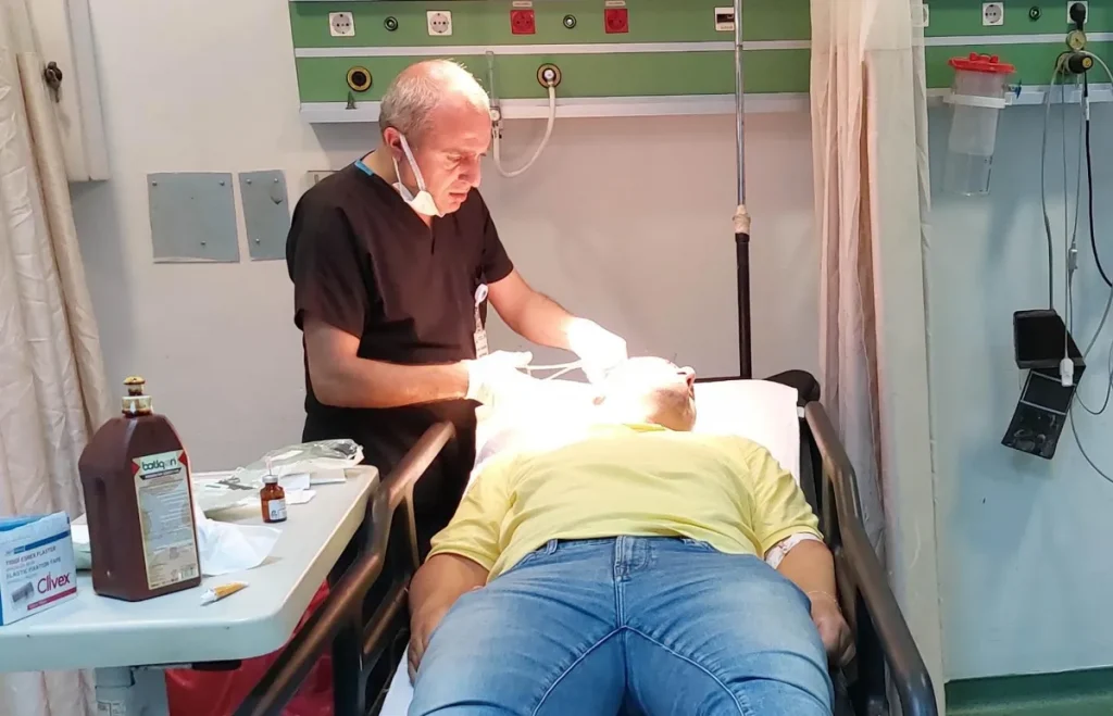 Markette kurusıkı tabancayla latife yaparken başından kendini vurdu