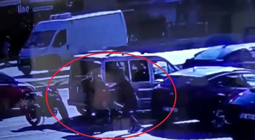 Son dakika haber! Trafikte yol verme tartışmasında polis memuru bıçaklandı: Olay anı kamerada