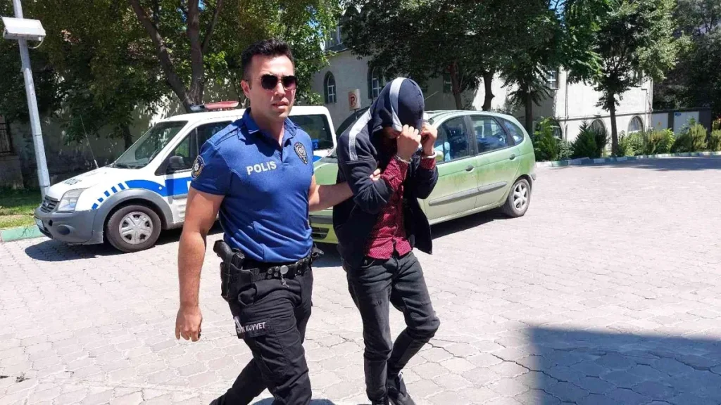 Son dakika haberi! Gurbetçi bayanın boynundaki altın kolyeyi alıp kaçan kapkaççı adliyeye sevk edildi