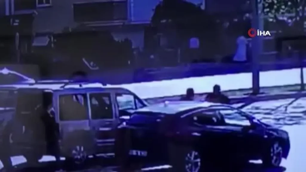 Son dakika haberleri… Trafikte yol verme tartışmasında polis memuru bıçaklandı… O anlar kamerada