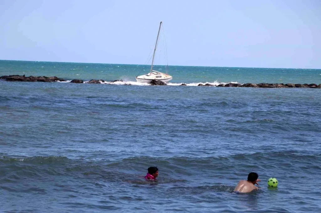 Son dakika! Yelkenli tekne dalgakırana çarptı, 3 kişi vefattan döndü