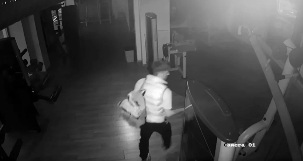 Spor merkezini soyan hırsızın rahatlığı kamerada