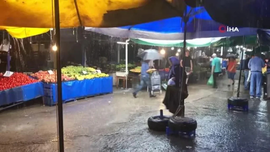 Yağmur ansızın bastırdı, vatandaşlar sıkıntı anlar yaşadı
