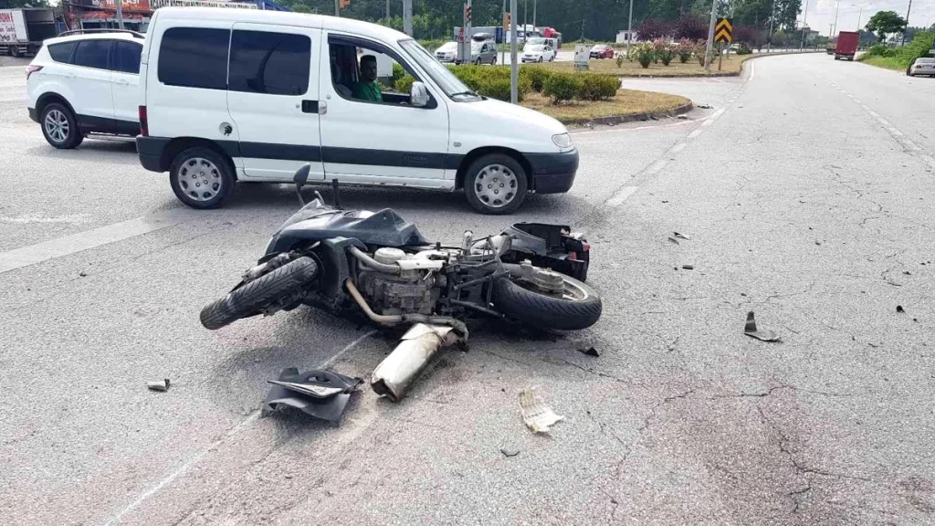 Araba kırmızı ışıkta bekleyen motosiklete çarptı: 2 yaralı