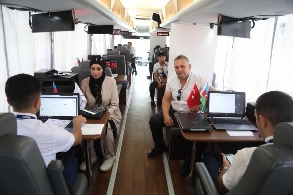 Azerbaycan, Türkiye’deki vatandaşlarının resmi süreçlerini taşınabilir otobüsle yapıyor