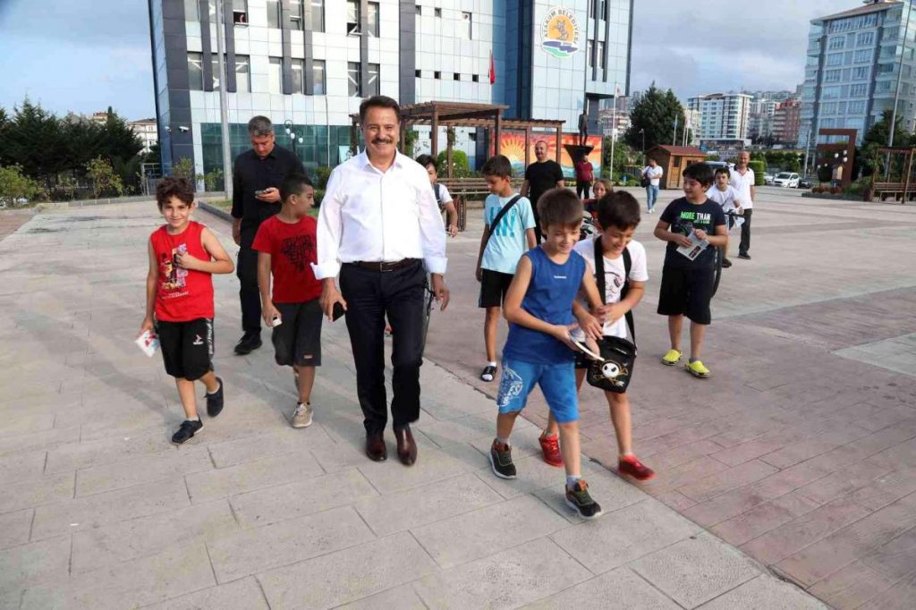 Çocuklar istedi, lider çözdü
