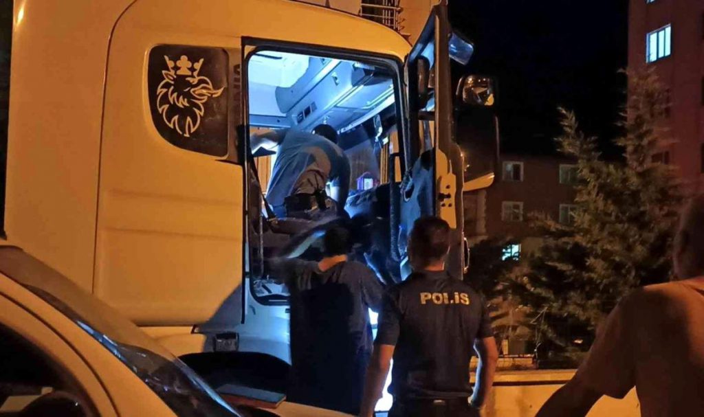 Park halindeki tırda ruhsatsız tabanca ele geçirildi
