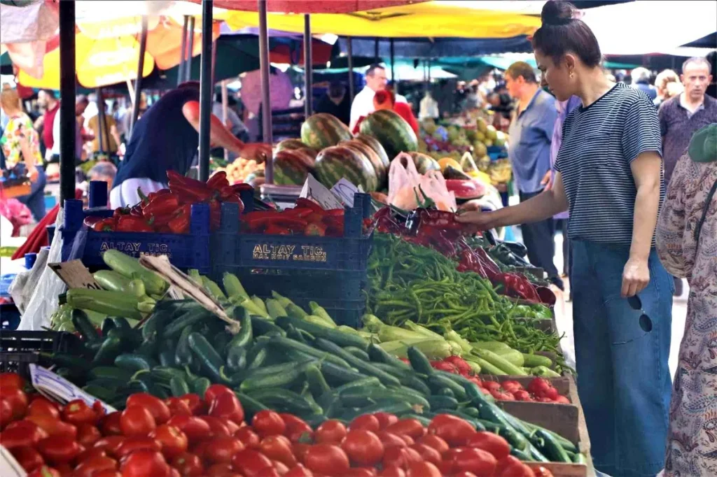 Pazarda fiyatlar taban yaptı: Karpuz 1,5, şeftali-salatalık 5 lira