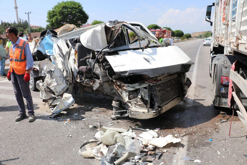 Samsun haberi! Samsun’da emniyet şeridinde tıra çarpan kamyonetteki 2 kişi yaralandı