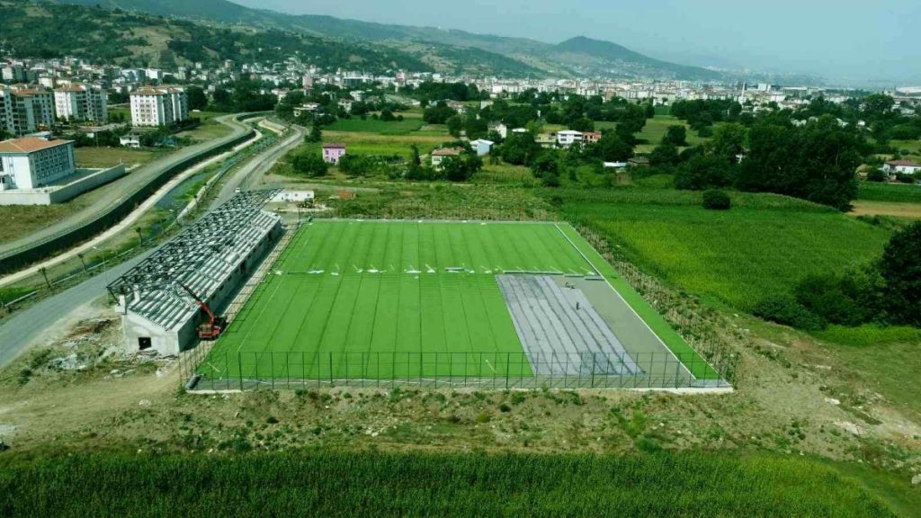 Samsun haberi: Tekkeköy ilçe stadında çimler serildi