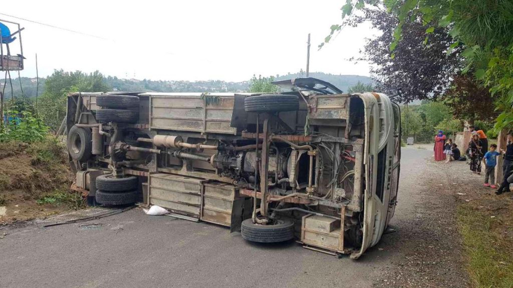 Son dakika haber | El freni çekilmeyen midibüs devrildi: 3 yaralı