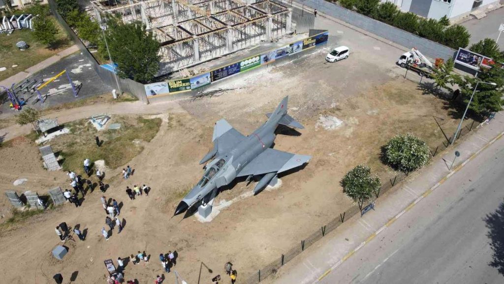 Son dakika haber… Türkiye’de birinci defa karadan yürütülen F4 savaş uçağı, Bilim Merkezi’ne yerleştirildi