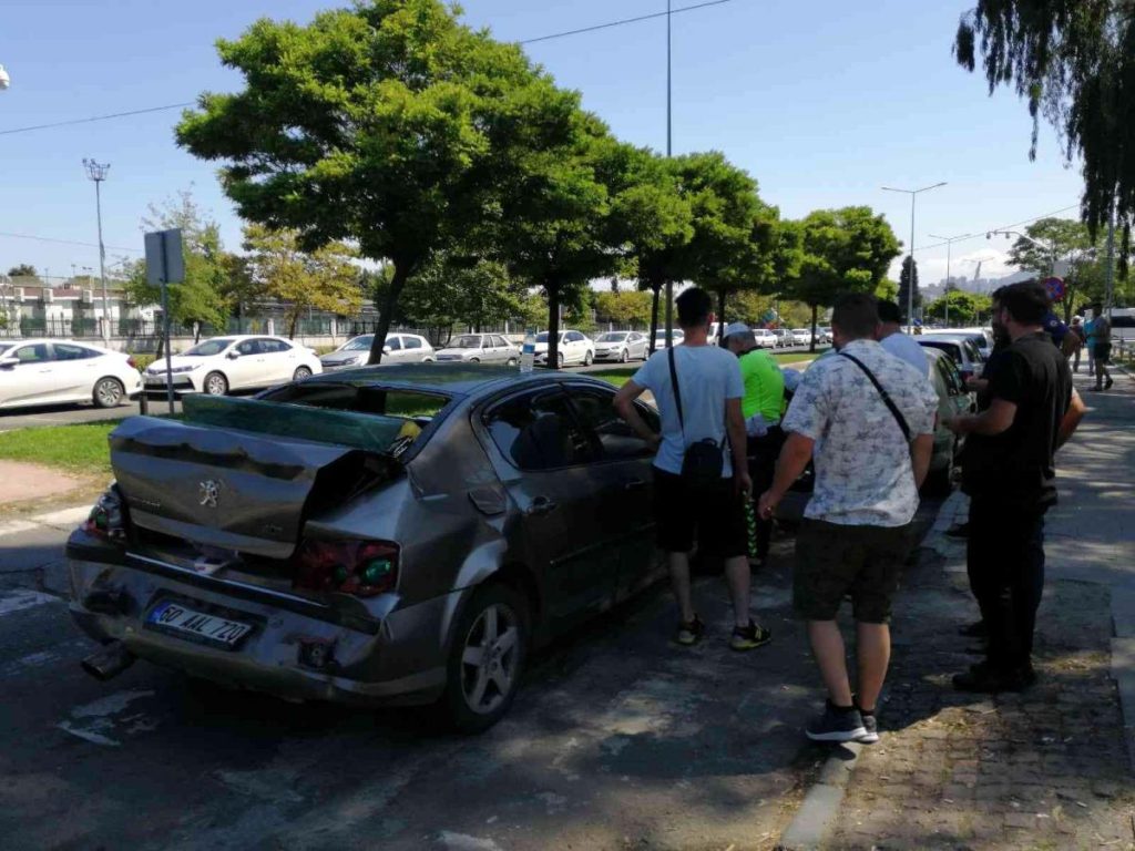 Son dakika haberi | 3 aracın karıştığı zincirleme trafik kazası: 1 yaralı