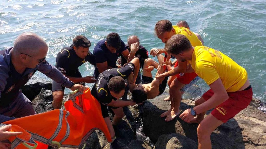 Son dakika haberi! Karadeniz’de dalgalara kapılan genç dalgıç polisler tarafından kurtarıldı