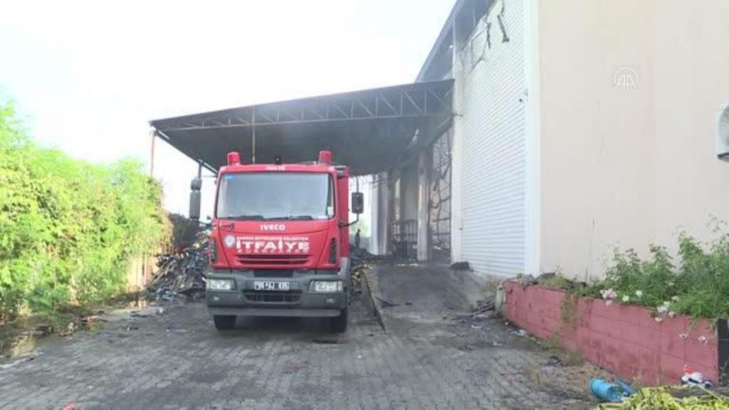 Son dakika haberi! Kozmetik eserleri deposundaki yangın denetim altına alındı
