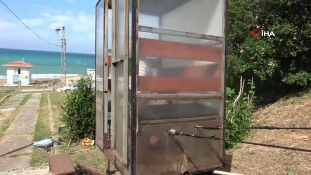 Yokuşun başındaki konutuna kurduğu raylı sistemle gidiyor