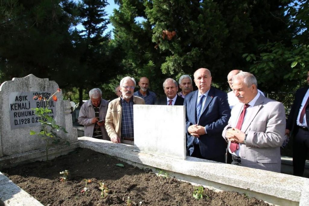 Aşık Kemali Bülbül vefatının 10’uncu yılında kabri başında dualarla anıldı